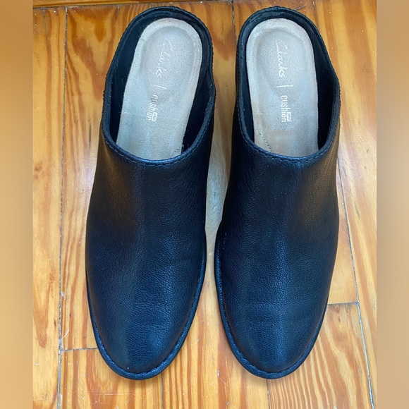 LIKE NEW Clarks Isla Black Leather Mules Size 9.5 - Picture 2 of 6